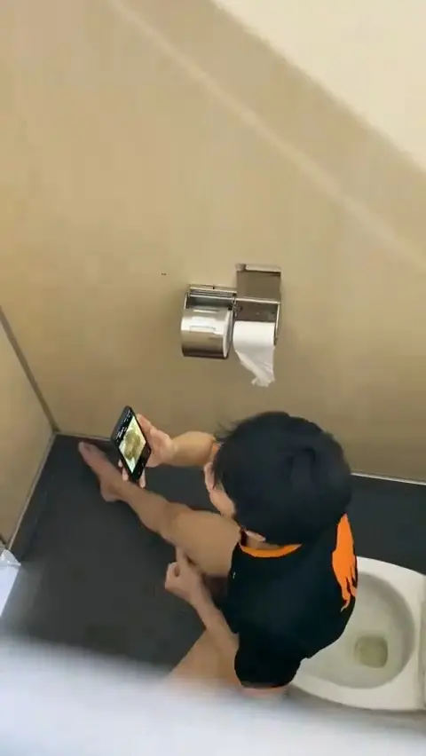 卫生间里的直男，撸的这么卖力，操起来一定很猛吧😍😍